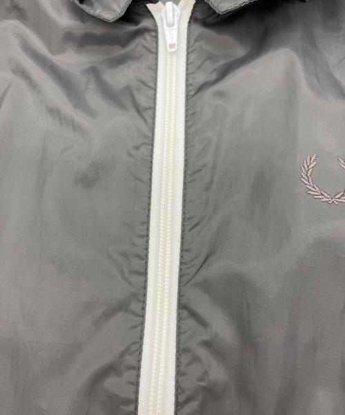 COMME des GARCONS HOMME DEUX（コムデギャルソン オム ドゥ）COMME des GARCONS HOMME DEUX (コムデギャルソン オム ドゥ) FRED PERRY (フレッドペリー) コラボナイロンジャケット グレー サイズ:Mの古着・服飾アイテム