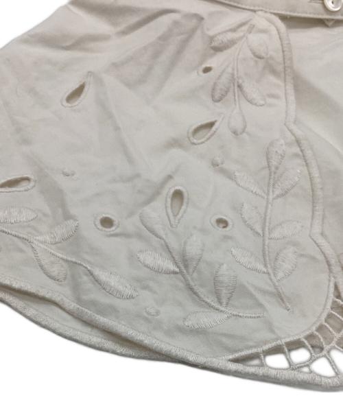 6(ROKU) BEAUTY&YOUTH（ロク ビューティーアンドユース）6(ROKU) BEAUTY&YOUTH (ロク ビューティーアンドユース) EMBROIDERY COLLAR BLOUSE ホワイト サイズ:Freeの古着・服飾アイテム