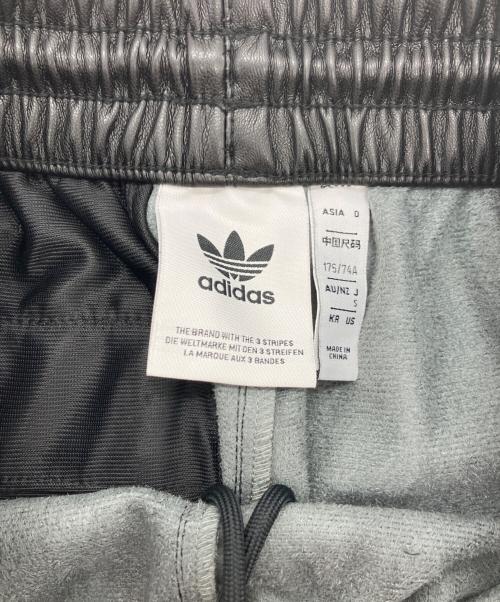 adidas Originals（アディダスオリジナル）adidas originals (アディダスオリジナル) フェイクレザー アディカラー スリーストライプス ファイヤーバード トラックスーツパンツ ブラック サイズ:Sの古着・服飾アイテム