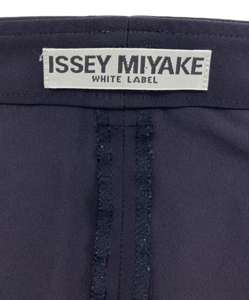 ISSEY MIYAKE WHITE LABEL（イッセイミヤケホワイトレーベル）ISSEY MIYAKE WHITE LABEL (イッセイミヤケホワイトレーベル) ストレッチパンツ ネイビー サイズ:2の古着・服飾アイテム