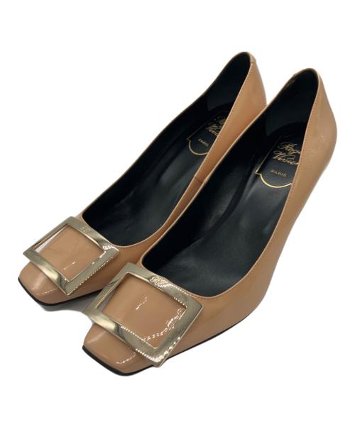Roger Vivier（ロジェ ヴィヴィエ）Roger Vivier (ロジェ ヴィヴィエ) トランペット パテントレザー パンプス ベージュ サイズ:23.5cmの古着・服飾アイテム