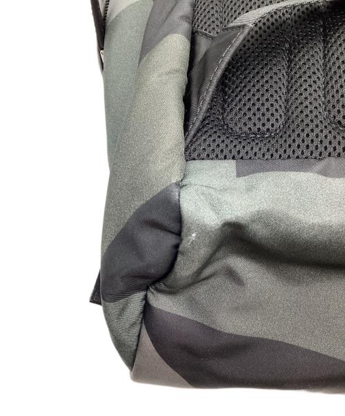 PRADA（プラダ）PRADA (プラダ) Re-Nylon 幾何学 バックパック カーキの古着・服飾アイテム