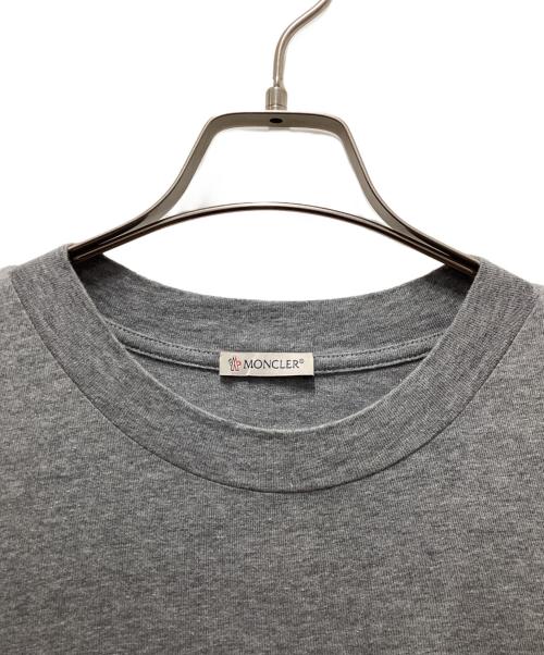 MONCLER（モンクレール）MONCLER (モンクレール) スタッズロゴTシャツ グレー サイズ:Mの古着・服飾アイテム