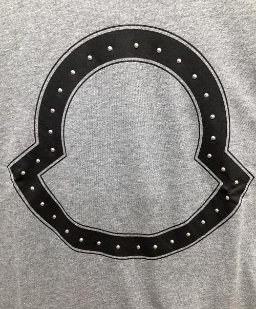 MONCLER（モンクレール）MONCLER (モンクレール) スタッズロゴTシャツ グレー サイズ:Mの古着・服飾アイテム