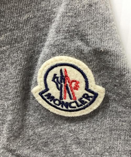 MONCLER（モンクレール）MONCLER (モンクレール) スタッズロゴTシャツ グレー サイズ:Mの古着・服飾アイテム