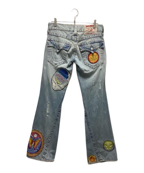 TRUE RELIGION（トゥルー レリジョン）TRUE RELIGION (トゥルー レリジョン) ワッペン装飾ブーツカットデニムパンツ インディゴ サイズ:W28の古着・服飾アイテム