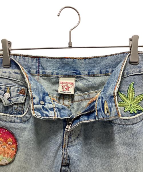 TRUE RELIGION（トゥルー レリジョン）TRUE RELIGION (トゥルー レリジョン) ワッペン装飾ブーツカットデニムパンツ インディゴ サイズ:W28の古着・服飾アイテム