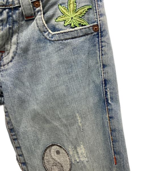 TRUE RELIGION（トゥルー レリジョン）TRUE RELIGION (トゥルー レリジョン) ワッペン装飾ブーツカットデニムパンツ インディゴ サイズ:W28の古着・服飾アイテム