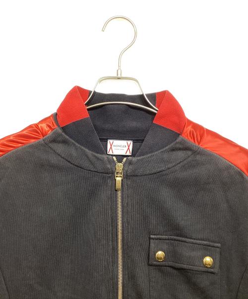 MONCLER GAMME BLEU（モンクレール ガム ブルー）MONCLER GAMME BLEU (モンクレール ガム ブルー) サイドラインブルゾン ブラック×レッド サイズ:Mの古着・服飾アイテム