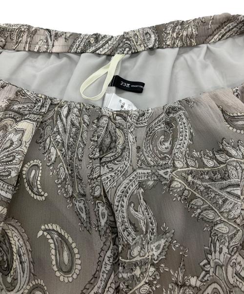 23区（ニジュウサンク）23区 (ニジュウサンク) Erica クレープペイズリープリント スカート グレー サイズ:44の古着・服飾アイテム