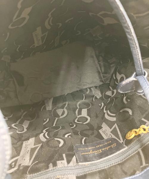 Salvatore Ferragamo（サルヴァトーレ フェラガモ）Salvatore Ferragamo (サルヴァトーレ フェラガモ) ヴァラ 巾着ワンショルダーバッグ ネイビーの古着・服飾アイテム