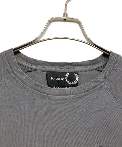 FRED PERRY（フレッドペリー）FRED PERRY (フレッドペリー) RAF SIMONS (ラフシモンズ) ニットリブ ラグランTシャツ グレー サイズ:36の古着・服飾アイテム