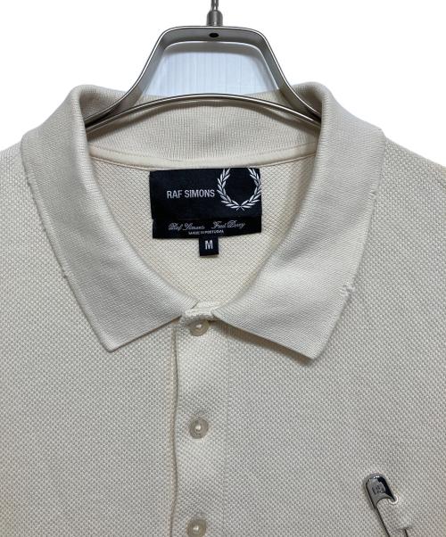 FRED PERRY（フレッドペリー）FRED PERRY (フレッドペリー) RAF SIMONS (ラフシモンズ) セーフティピンポロシャツ アイボリー サイズ:Mの古着・服飾アイテム