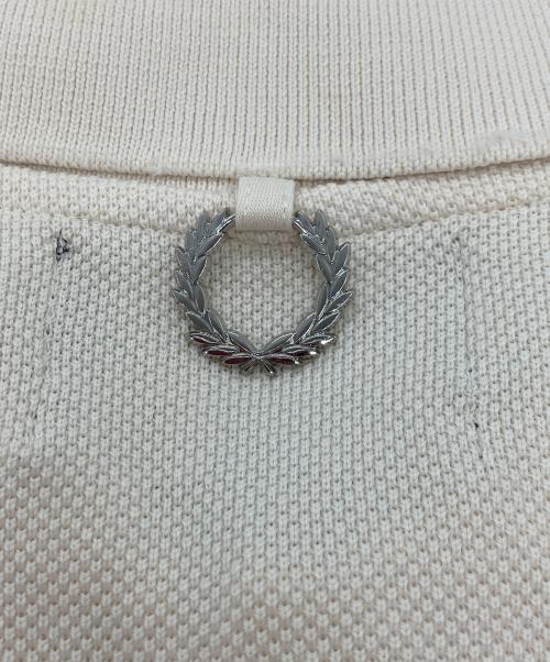 FRED PERRY（フレッドペリー）FRED PERRY (フレッドペリー) RAF SIMONS (ラフシモンズ) セーフティピンポロシャツ アイボリー サイズ:Mの古着・服飾アイテム