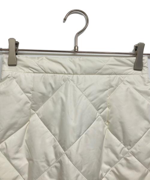 sheller（シェリエ）sheller (シェリエ) キルティング ミニスカート ホワイト サイズ:Ｍ 未使用品の古着・服飾アイテム