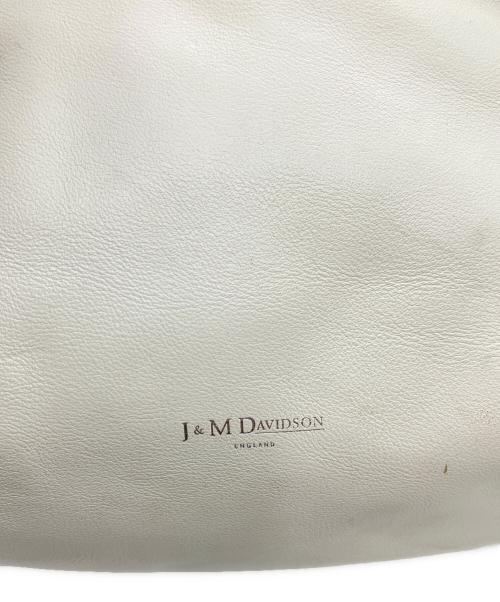 J&M DAVIDSON（ジェイ＆エム デヴィッドソン）J&M DAVIDSON (ジェイ＆エム デヴィッドソン) IRIS S WITH STUDS ショルダーバッグ ホワイトの古着・服飾アイテム