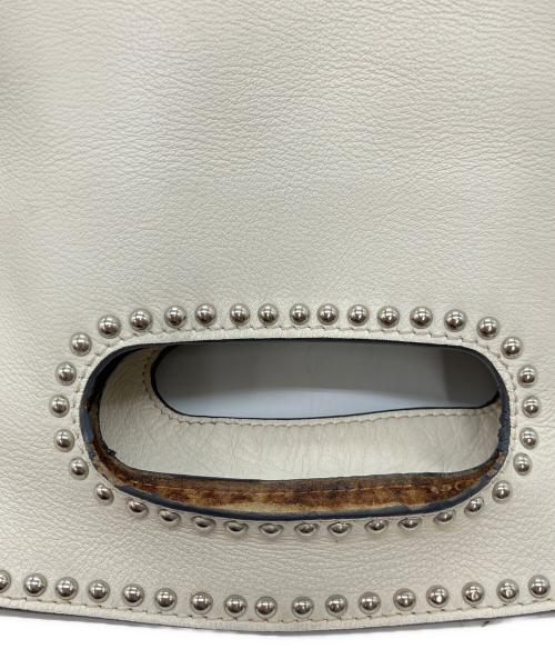 J&M DAVIDSON（ジェイ＆エム デヴィッドソン）J&M DAVIDSON (ジェイ＆エム デヴィッドソン) IRIS S WITH STUDS ショルダーバッグ ホワイトの古着・服飾アイテム