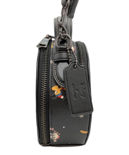 COACH（コーチ）COACH (コーチ) DISNEY (ディズニー) CANTEEN CROSSBODY WITH HOLIDAY PRINT ブラックの古着・服飾アイテム