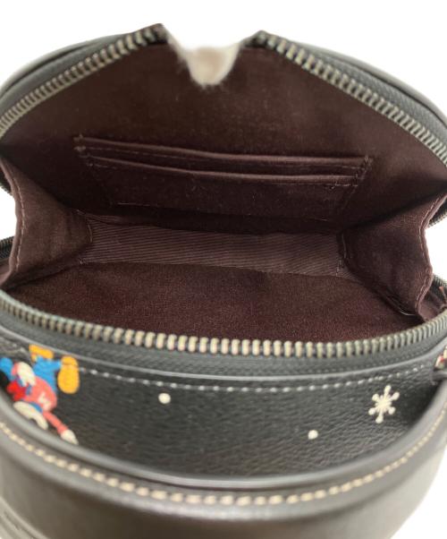 COACH（コーチ）COACH (コーチ) DISNEY (ディズニー) CANTEEN CROSSBODY WITH HOLIDAY PRINT ブラックの古着・服飾アイテム