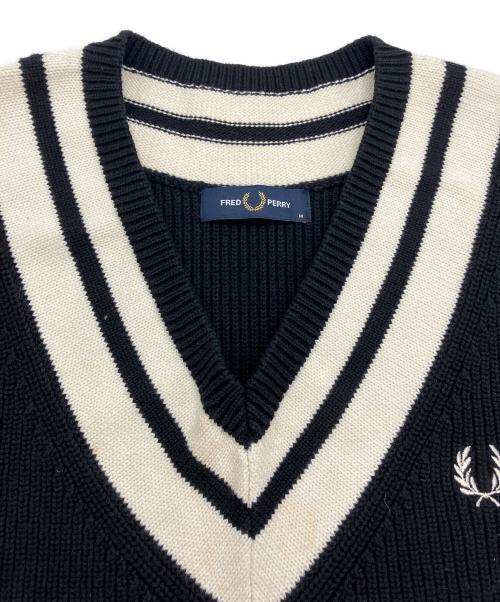 FRED PERRY（フレッドペリー）FRED PERRY (フレッドペリー) Striped Trim V-Neck Tank Vest ホワイト×ブラック サイズ:Mの古着・服飾アイテム