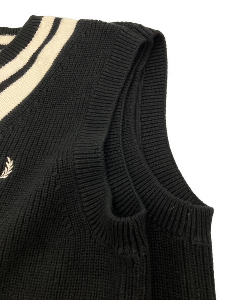 FRED PERRY（フレッドペリー）FRED PERRY (フレッドペリー) Striped Trim V-Neck Tank Vest ホワイト×ブラック サイズ:Mの古着・服飾アイテム