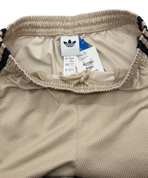 adidas（アディダス）adidas (アディダス) ルーズ メッシュ トラックパンツ ベージュ サイズ:L 未使用品の古着・服飾アイテム