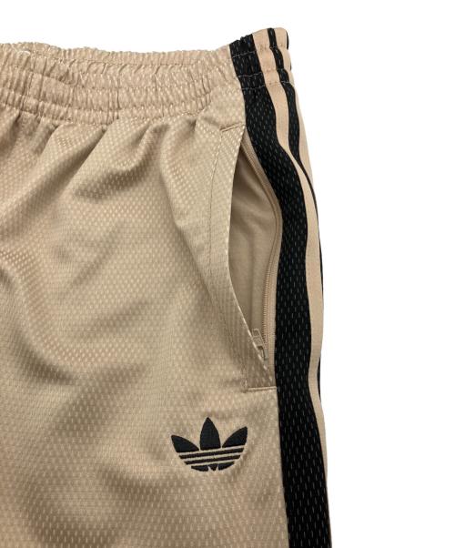 adidas（アディダス）adidas (アディダス) ルーズ メッシュ トラックパンツ ベージュ サイズ:L 未使用品の古着・服飾アイテム