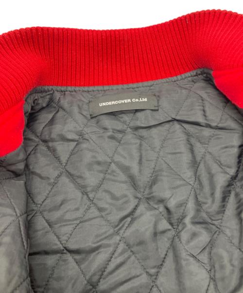 UNDERCOVER（アンダーカバー）UNDERCOVER (アンダーカバー) Kamilla Tolnoe Arm Leatherスタジャン　 23FW レッド×ブラック サイズ:3の古着・服飾アイテム
