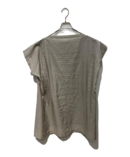 me ISSEY MIYAKE（ミーイッセイ ミヤケ）me ISSEY MIYAKE (ミーイッセイ ミヤケ) スクエアエンボス ノースリーブブラウス　MI61FT502 ベージュ サイズ:-の古着・服飾アイテム