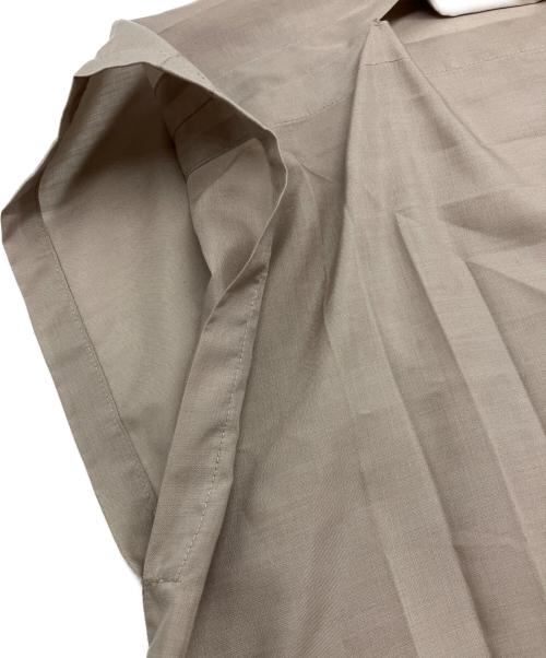 me ISSEY MIYAKE（ミーイッセイ ミヤケ）me ISSEY MIYAKE (ミーイッセイ ミヤケ) スクエアエンボス ノースリーブブラウス　MI61FT502 ベージュ サイズ:-の古着・服飾アイテム