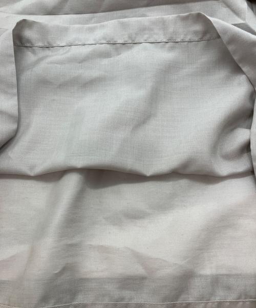 me ISSEY MIYAKE（ミーイッセイ ミヤケ）me ISSEY MIYAKE (ミーイッセイ ミヤケ) スクエアエンボス ノースリーブブラウス　MI61FT502 ベージュ サイズ:-の古着・服飾アイテム