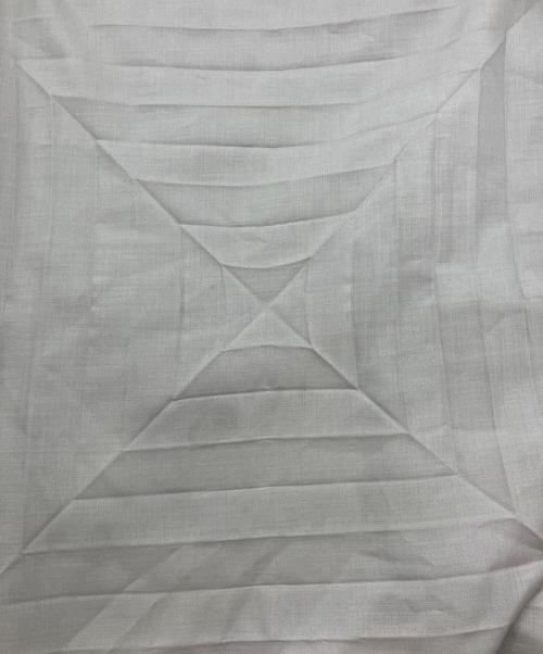 me ISSEY MIYAKE（ミーイッセイ ミヤケ）me ISSEY MIYAKE (ミーイッセイ ミヤケ) スクエアエンボス ノースリーブブラウス　MI61FT502 ベージュ サイズ:-の古着・服飾アイテム