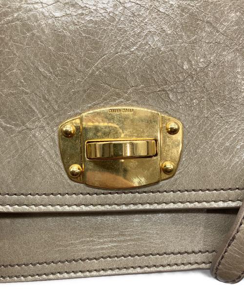 MIU MIU（ミュウミュウ）MIU MIU (ミュウミュウ) ターンロックショルダーバッグ　RT0460 ベージュ サイズ:-の古着・服飾アイテム