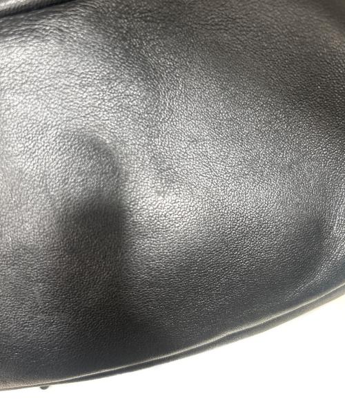 COS（コス）COS (コス) レザープリーツワンショルダーバッグ ブラックの古着・服飾アイテム