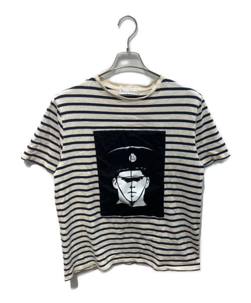 J.W.ANDERSON（ジェイダブリューアンダーソン）J.W.ANDERSON (ジェイダブリューアンダーソン) GILBERT & GEORGE POLICE PRINT TEE　JE06419C ベージュ×ネイビー サイズ:Lの古着・服飾アイテム
