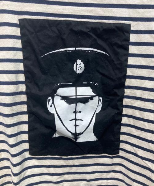 J.W.ANDERSON（ジェイダブリューアンダーソン）J.W.ANDERSON (ジェイダブリューアンダーソン) GILBERT & GEORGE POLICE PRINT TEE　JE06419C ベージュ×ネイビー サイズ:Lの古着・服飾アイテム