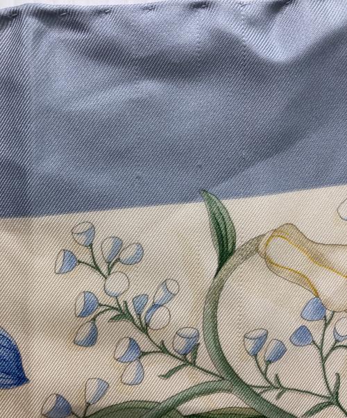 Salvatore Ferragamo（サルヴァトーレ フェラガモ）Salvatore Ferragamo (サルヴァトーレ フェラガモ) フラワープリントシルクスカーフ ブルー×ベージュの古着・服飾アイテム