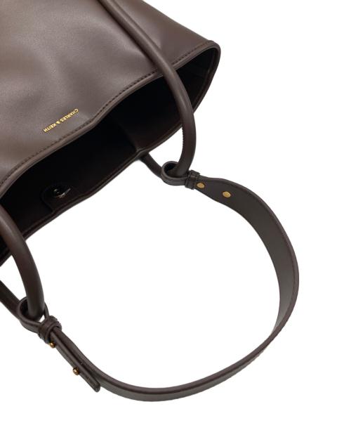 CHARLES & KEITH（チャールズアンドキース）CHARLES & KEITH (チャールズアンドキース) Lyla ライラ チューブラスラウチートートバッグ ブラウン サイズ:-の古着・服飾アイテム