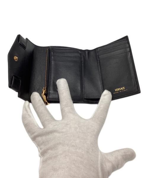 VERSACE（ヴェルサーチェ）VERSACE (ヴェルサーチェ) クロコ型押し3つ折り財布 ブラック サイズ:-の古着・服飾アイテム