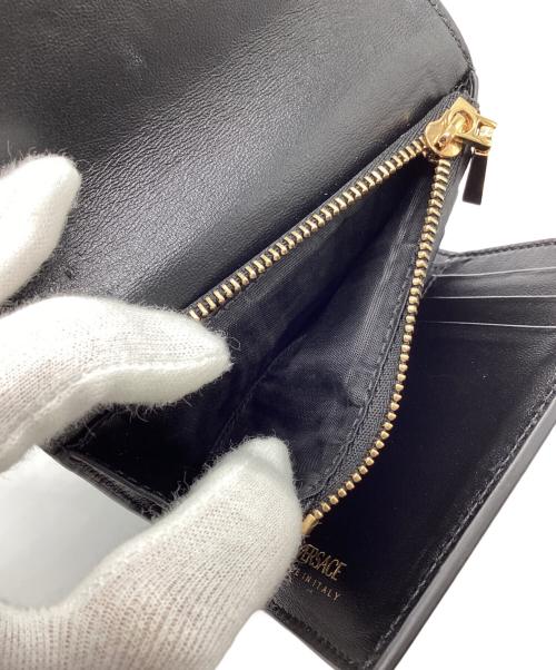 VERSACE（ヴェルサーチェ）VERSACE (ヴェルサーチェ) クロコ型押し3つ折り財布 ブラック サイズ:-の古着・服飾アイテム
