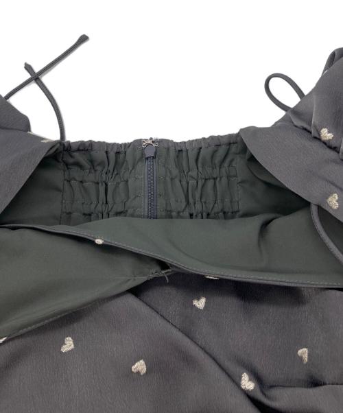 FRAY ID（フレイ アイディー）FRAY ID (フレイ アイディー) ハートエンブロイダリーワンピース　25SS　FWFO251079 グレーの古着・服飾アイテム