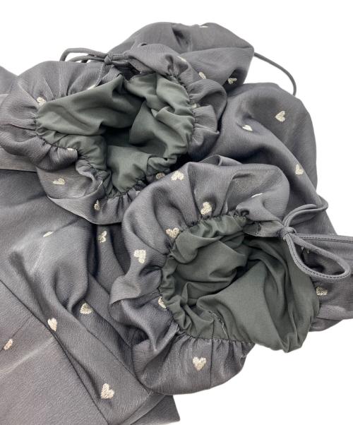 FRAY ID（フレイ アイディー）FRAY ID (フレイ アイディー) ハートエンブロイダリーワンピース　25SS　FWFO251079 グレーの古着・服飾アイテム