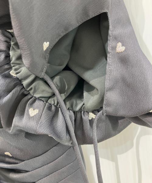 FRAY ID（フレイ アイディー）FRAY ID (フレイ アイディー) ハートエンブロイダリーワンピース　25SS　FWFO251079 グレーの古着・服飾アイテム