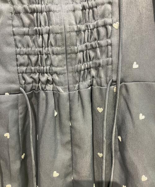 FRAY ID（フレイ アイディー）FRAY ID (フレイ アイディー) ハートエンブロイダリーワンピース　25SS　FWFO251079 グレーの古着・服飾アイテム