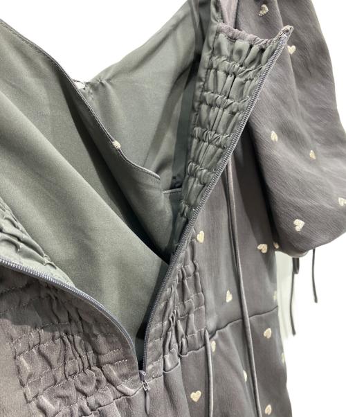 FRAY ID（フレイ アイディー）FRAY ID (フレイ アイディー) ハートエンブロイダリーワンピース　25SS　FWFO251079 グレーの古着・服飾アイテム