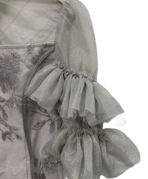 LeJa（レジャ）leja (レジャ) バックリボンオーガンジーフリルスリーブスパンコールIラインワンピース　LEJS6252B6 グレー サイズ:Sの古着・服飾アイテム