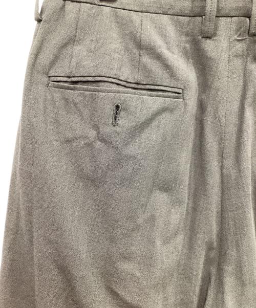 IRENISA（イレニサ）IRENISA (イレニサ) TWO TUCKS TAPERED TROUSERS　25SS グレー サイズ:3の古着・服飾アイテム