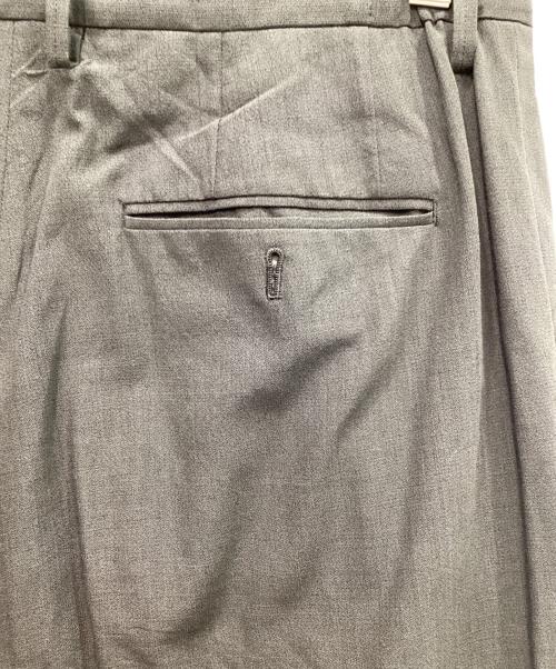IRENISA（イレニサ）IRENISA (イレニサ) TWO TUCKS TAPERED TROUSERS　25SS グレー サイズ:3の古着・服飾アイテム