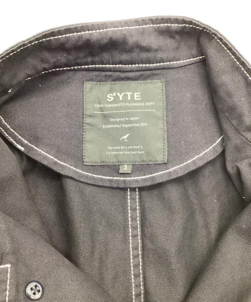 s'yte（サイト）s'yte (サイト) COTTON TWILL GARMENT DYED STAND COLLAR JACKET　UB-J08-016 ブラック サイズ:3の古着・服飾アイテム