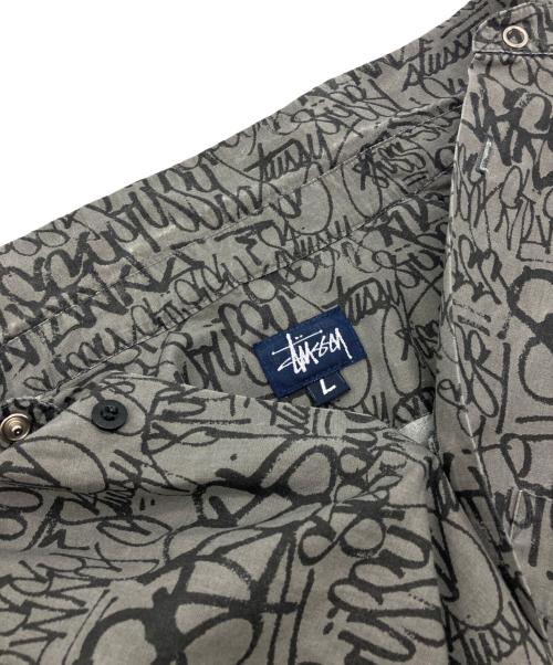 stussy（ステューシー）stussy (ステューシー) 90sグラフィックプリントシャツ  OLD   USA製 紺タグ グレー サイズ:Lの古着・服飾アイテム